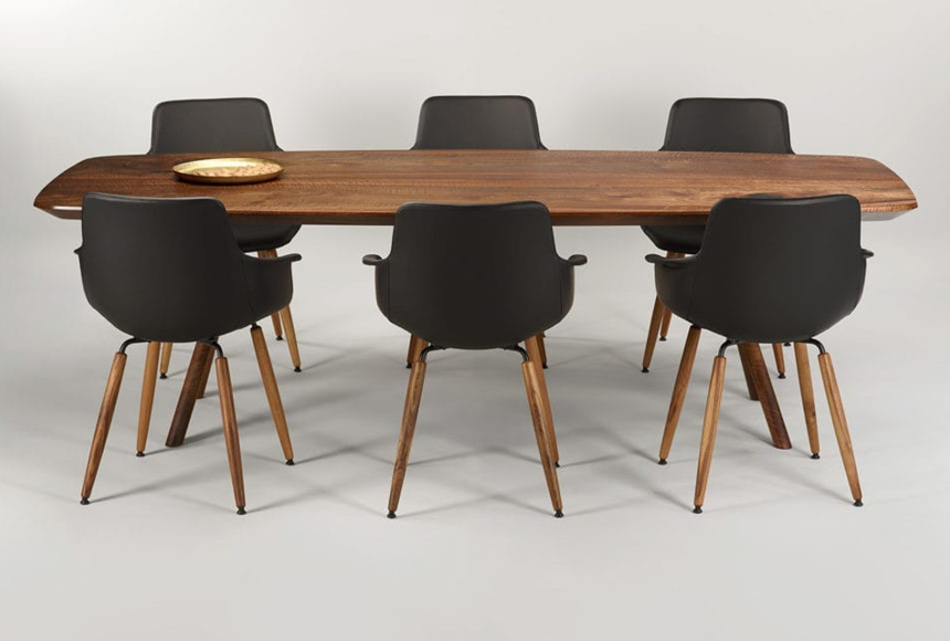 Nussbaumtisch-Unikat in Bootsform von solid.