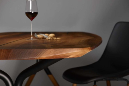 Wunderschöne Tischform mit komfortabler Beinfreiheit