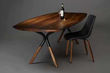 Nussbaumtisch in Bootsform mit weichen Rundungen 