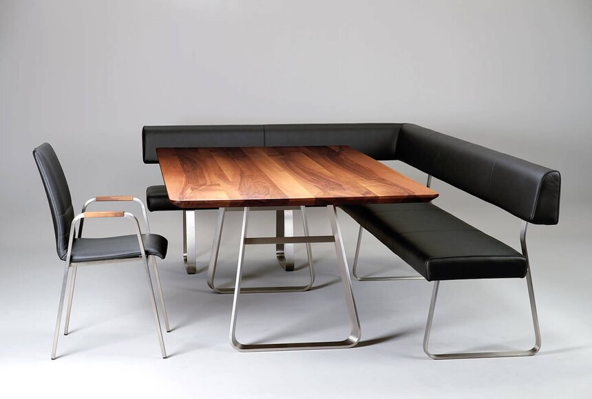 Bank LUIS und Tisch CUBA mit Edelstahluntergestell und Doggen