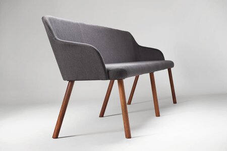 schlichter Sitzbank mit edlem Stoffbezug und Holzbeinen