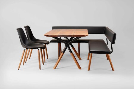 Nussbaumtisch XENA Stuhl LINN und Bak Nero mit Lederbezug