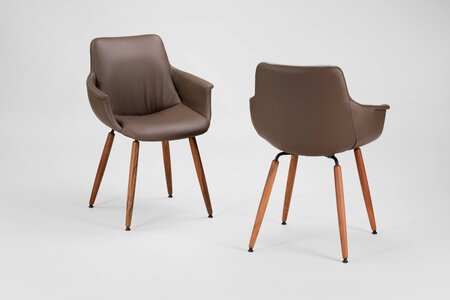 Armlehnstuhl mit Holzbeinen