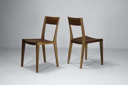 Massivholzstuhl aus Nussbaumholz