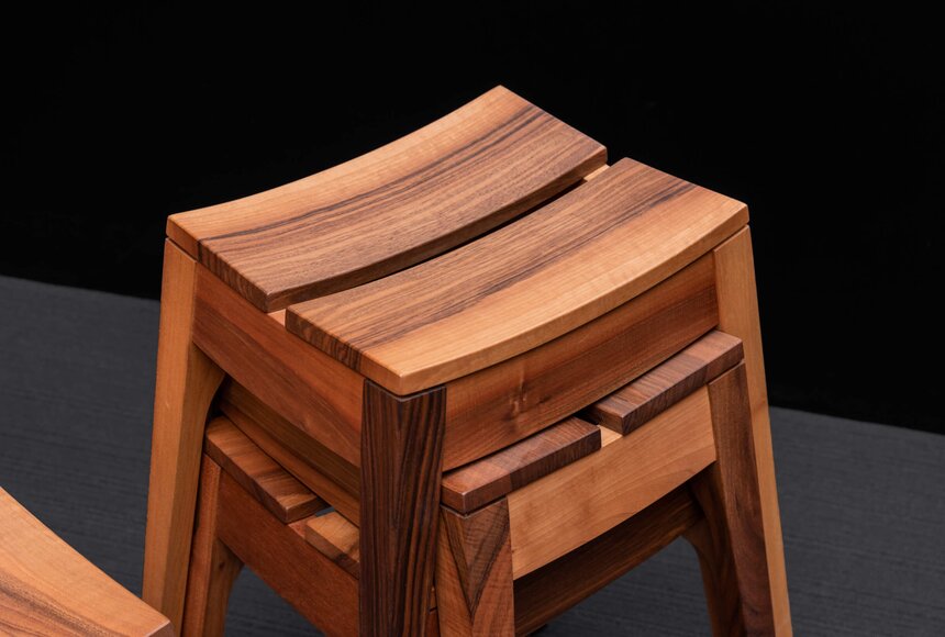 Aus Schweizer Produktion in Buttisholz - Massivholzhocker ARNO in Nussbaum