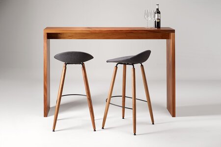 Zeitloser Barstuhl mit Massivholzbeinen