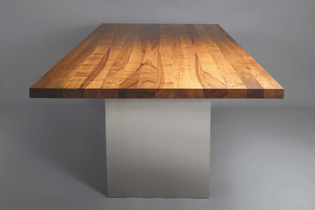 schlichter Wangenfusstisch