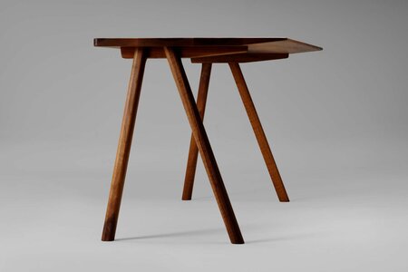 Bürotisch aus edelm Nussbaumholz