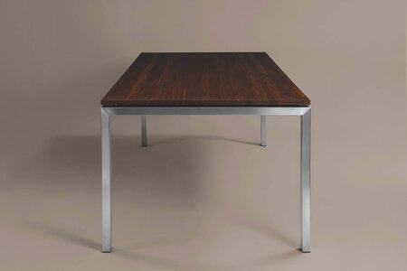 Massivholzplatte mit Edelstahlgestell